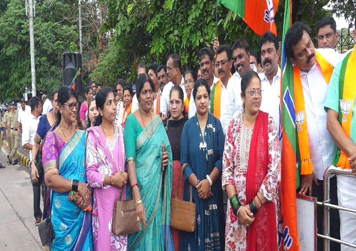 ವಿತ್ತೀಯ ಕೊರತೆ ಇದ್ರು ಸಚಿವ ಸಂಪುಟದಲ್ಲಿ ಬರಪೂರ ಘೋಷಣೆ ಆರೋಪ; ಬಿಜೆಪಿ ಯಿಂದ ಮಂಗಳೂರಿನಲ್ಲಿ ಪ್ರತಿಭಟನೆ - News Karnataka