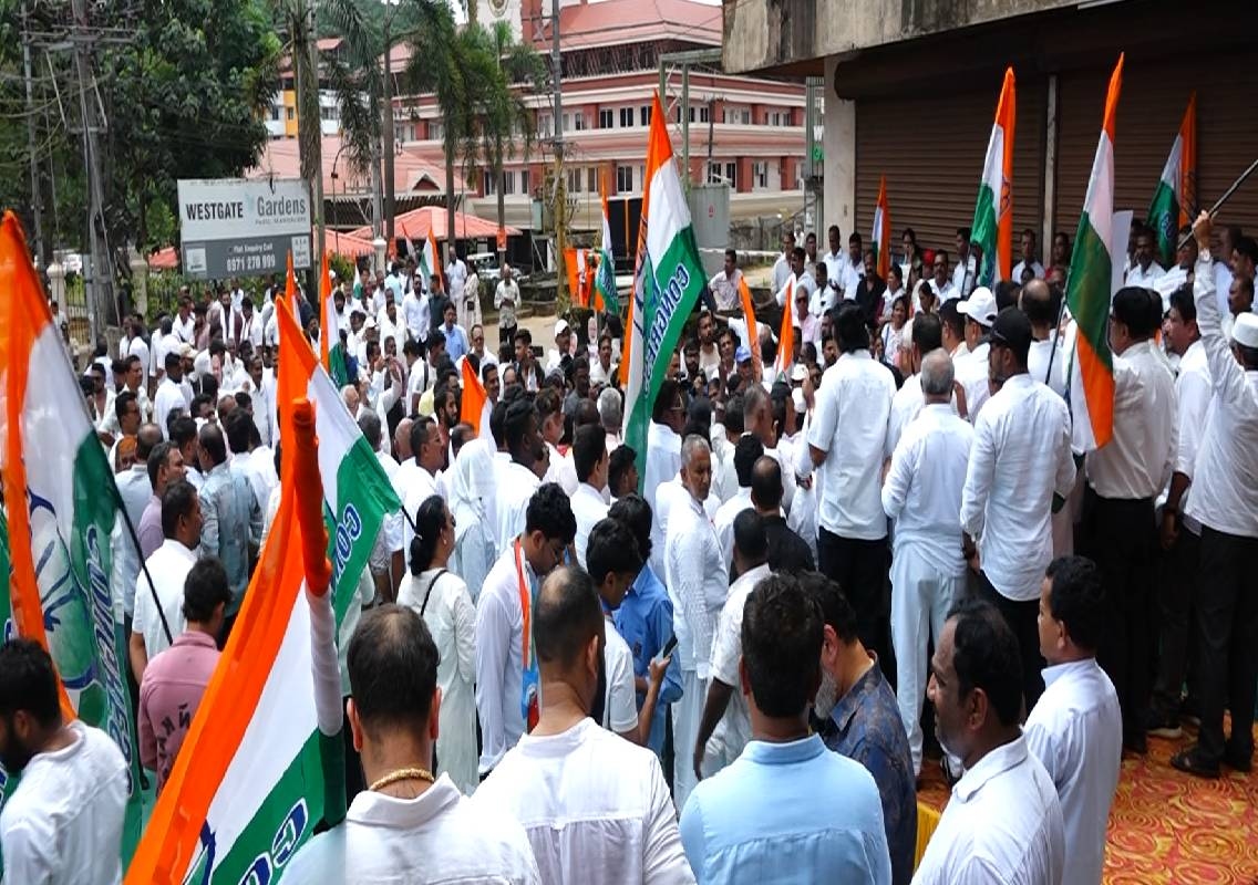 ಜ್ಞಾನೇಶ್ ಕುಮಾರ್ ಬಂಧನಕ್ಕೆ ಆಗ್ರಹಿಸಿ ಕಾಂಗ್ರೆಸ್ ಪ್ರತಿಭಟನೆ; ಪ್ರತಿಕೃತಿ ದಹನ, ಜಿಲ್ಲಾಧಿಕಾರಿ ಕಚೇರಿಗೆ ನುಗ್ಗಲು ಯತ್ನ! - News Karnataka