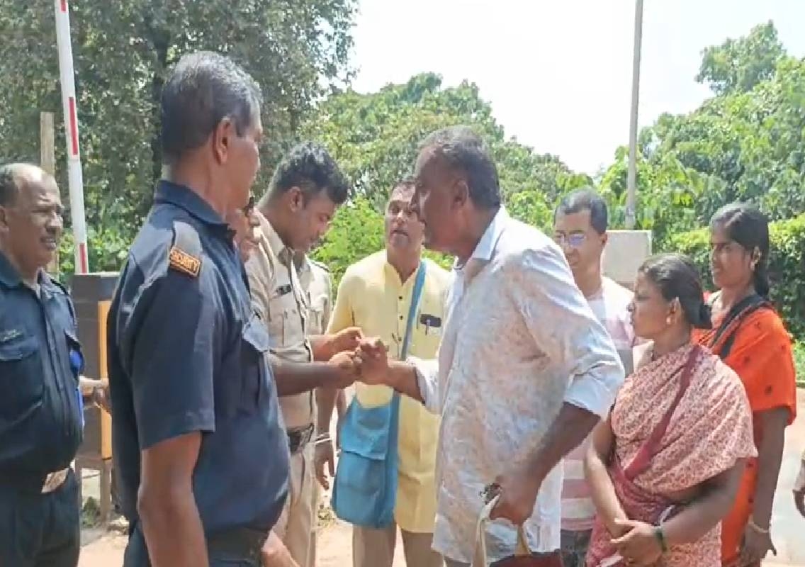 ಮನವಿ ಪತ್ರ ಸ್ವೀಕರಿಸಲು ಬಾರದೆ ದರ್ಪ ತೋರಿದ HPCL ಅಧಿಕಾರಿಗಳ ವಿರುದ್ಧ ರೊಚ್ಚಿಗೆದ್ದ ಕಾರ್ಮಿಕ ಮುಖಂಡರುಗಳು - News Karnataka