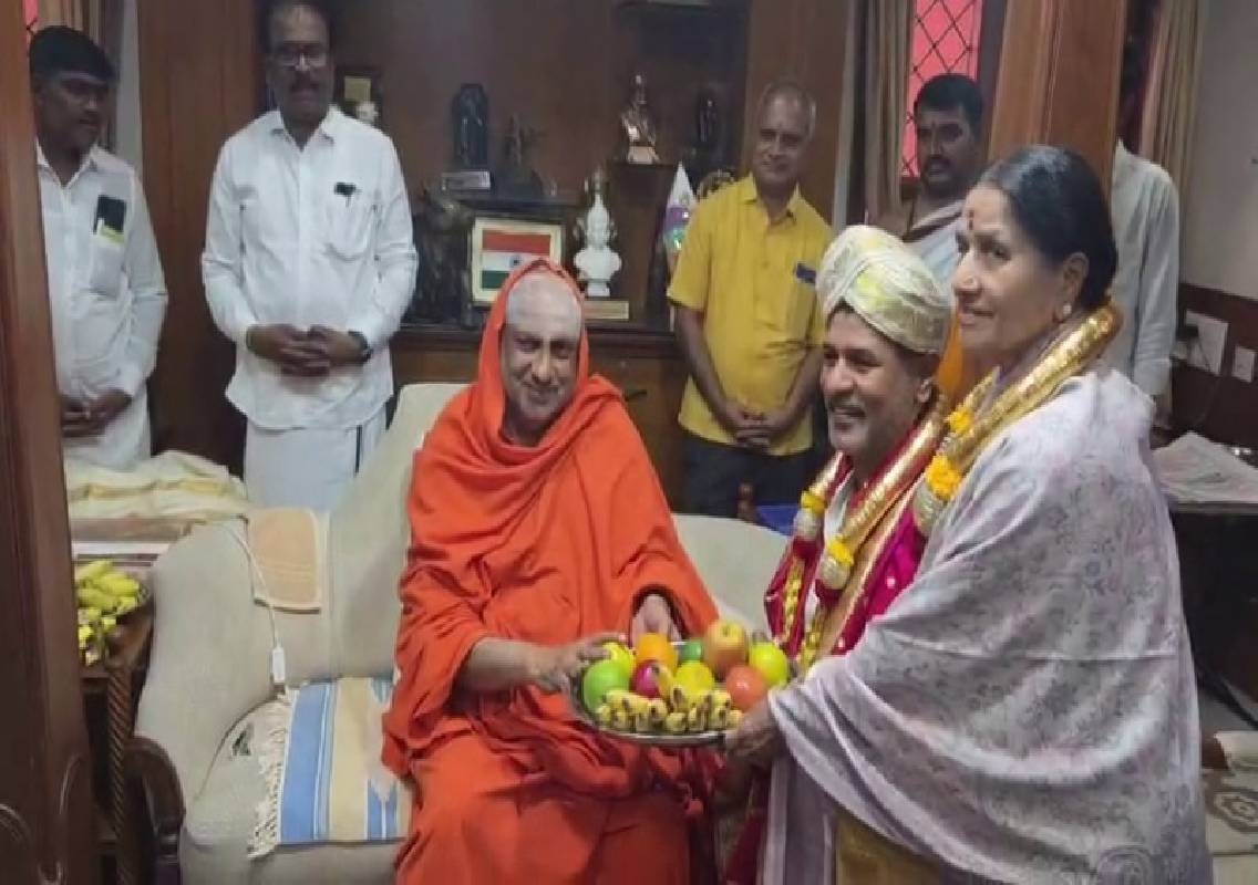 ಮೈಸೂರು ಯುವ ದಸರಾ ಉದ್ಘಾಟನೆಗೂ ಮುನ್ನ ತಾಯಿಯೊಂದಿಗೆ ಸುತ್ತೂರು ಮಠಕ್ಕೆ ಪ್ರಭುದೇವ ಭೇಟಿ - News Karnataka