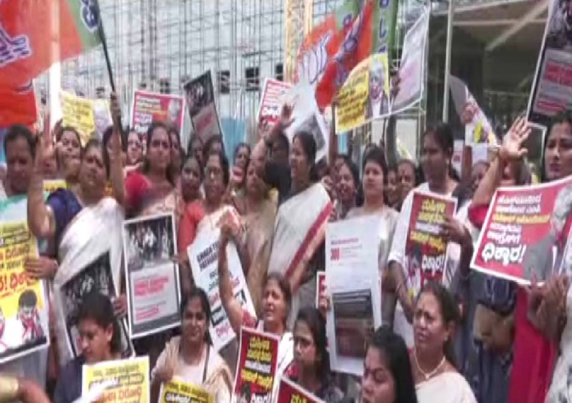 ಬೆಂಗಳೂರಿನಲ್ಲಿ ಬಿಜೆಪಿ ಮಹಿಳೆಯರ ಪ್ರತಿಭಟನೆ: ಕಾಂಗ್ರೆಸ್ ಸಂಸದ ಬಿಮೋಲ್ ಅಕೋಯಿಜಮ್ ರಾಜೀನಾಮೆಗೆ ಆಗ್ರಹ - News Karnataka