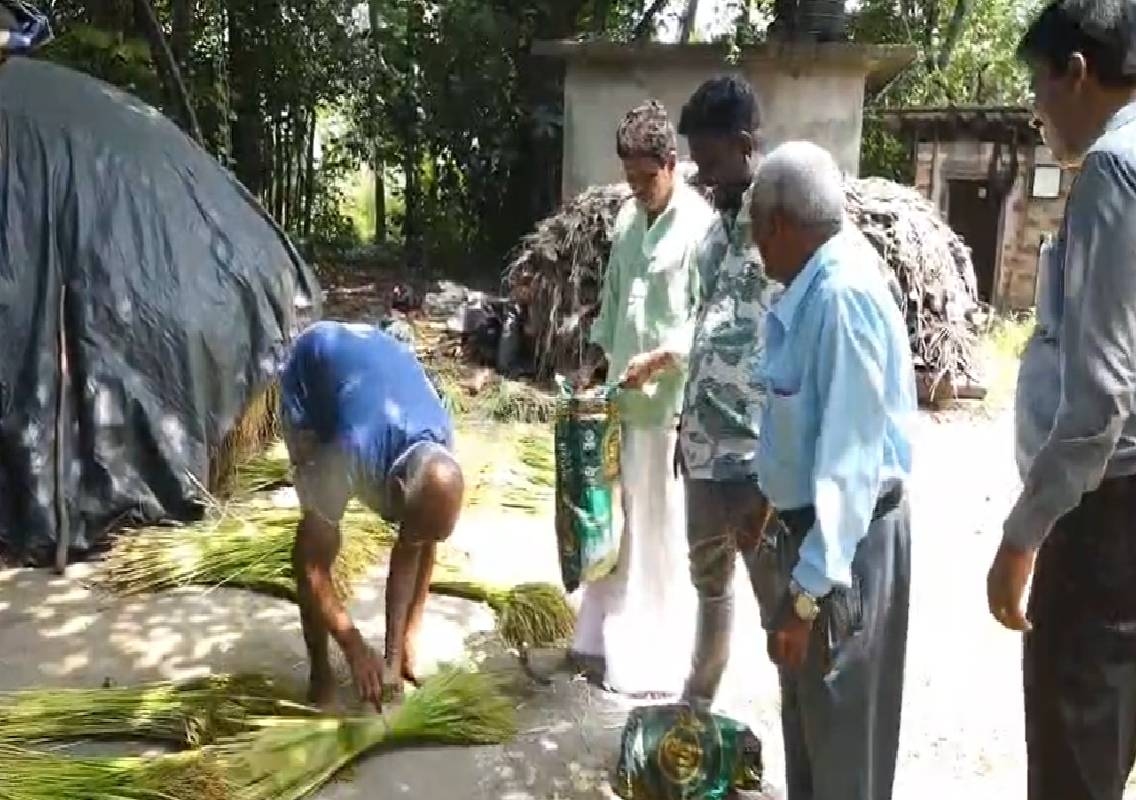 ಧರ್ಮ ಬೇರೆ, ಸೌಹಾರ್ದ ಒಂದೇ: ಹಿಂದೂಗಳ ಹೊಸತು ಆಚರಣೆಗೆ ಕ್ರೈಸ್ತ ಕುಟುಂಬದಿಂದ ಕದಿರು ಕೊಡುಗೆ! - News Karnataka