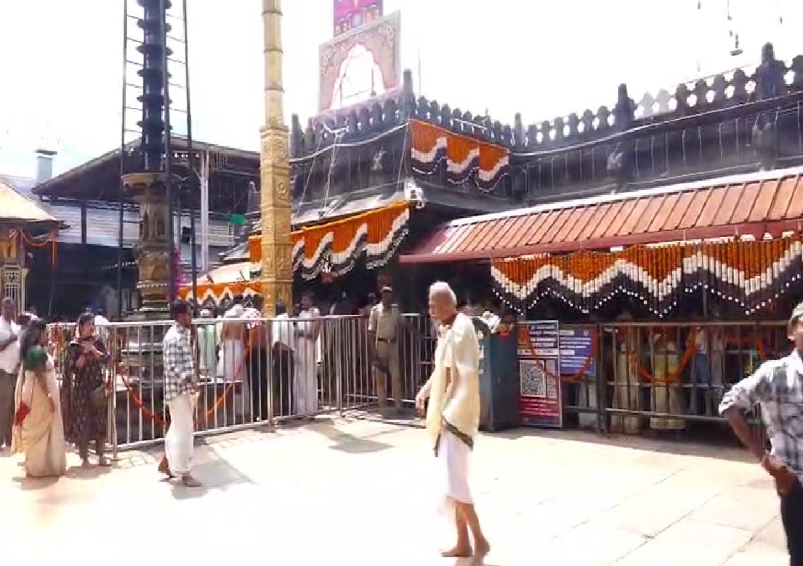 ಕೊಲ್ಲೂರು ಮೂಕಾಂಬಿಕಾ ದೇಗುಲದಲ್ಲಿ ನವರಾತ್ರಿ ಸಂಭ್ರಮ: ಬ್ರಹ್ಮಚಾರಿಣಿ ದೇವಿಗೆ ವಿಶೇಷ ಅಲಂಕಾರ - News Karnataka