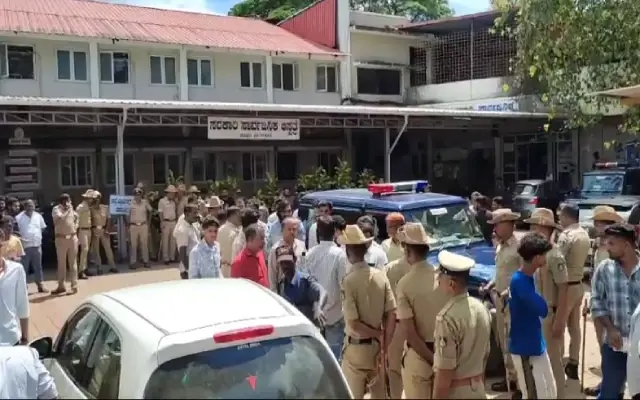 ವಿದ್ಯಾರ್ಥಿನಿಗೆ ಚೂರಿ ಇರಿತ ಪ್ರಕರಣ : ಸಂಘಟನೆಗಳಿಂದ ಉಪನ್ಯಾಸಕಿ ವಿರುದ್ಧ ಆಕ್ರೋಶ - News Karnataka