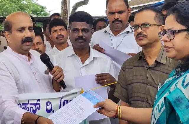 ಉಡುಪಿ: ಪ್ರವಾಸಿ ವಾಹನಗಳಿಗೆ ಜಿಪಿಎಸ್, ಪ್ಯಾನಿಕ್ ಬಟನ್ ಕಡ್ಡಾಯ ಅಳವಡಿಕೆ ವಿರೋಧಿಸಿ ಪ್ರತಿಭಟನೆ - News Karnataka
