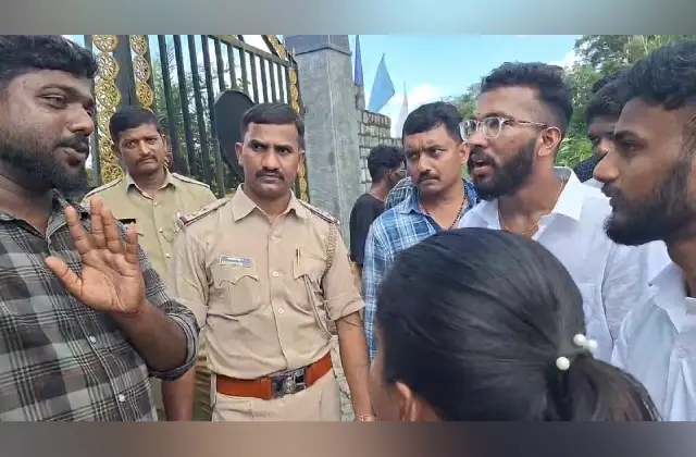 ಕಾಲೇಜು ಗೇಟು ಎದುರು ವಿದ್ಯಾರ್ಥಿಗಳ ಪ್ರತಿಭಟನೆ: ತಡೆಹಿಡಿದ ಅಂಕಪಟ್ಟಿ ಹಿಂತಿರುಗಿಸುವಂತೆ ಒತ್ತಾಯ - News Karnataka