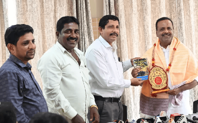 ಸದನದಲ್ಲಿ ತುಳು ವೈಭವ: ಸ್ಪೀಕರ್ ಯು.ಟಿ.ಖಾದರ್ಗೆ ತುಳು ಅಕಾಡೆಮಿಯಿಂದ ಸನ್ಮಾನ - News Karnataka