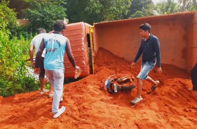 ಉಡುಪಿ: ಸ್ಕೂಟಿಗೆ ಡಿಕ್ಕಿ ಹೊಡೆದು ಮಗುಚಿ ಬಿದ್ದ ಲಾರಿ; ಮಣ್ಣಿನಡಿ ಸಿಲುಕಿದ ಮಹಿಳೆಯ ರಕ್ಷಣೆ - News Karnataka