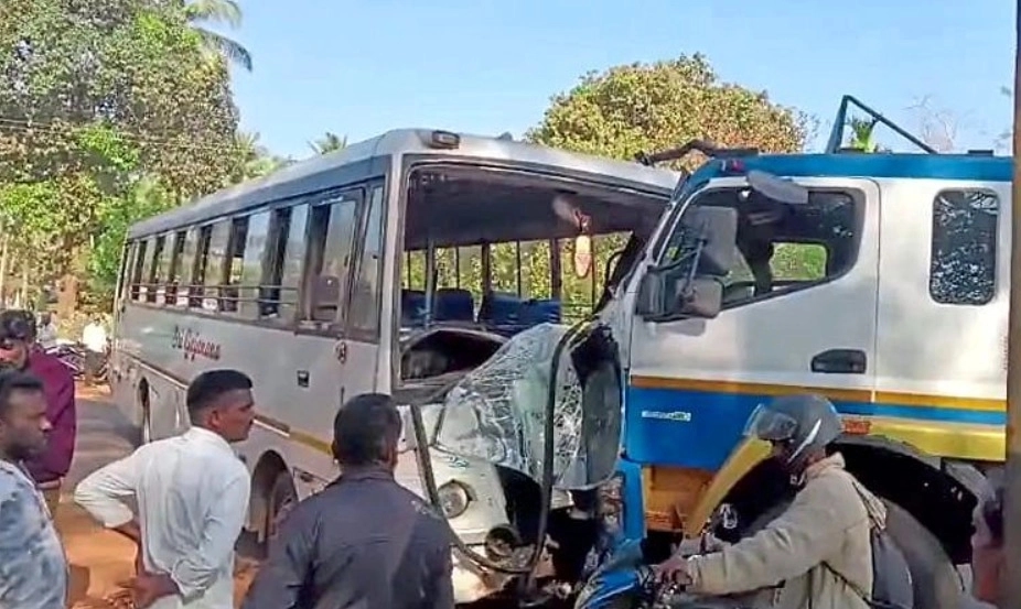 ಖಾಸಗಿ ಬಸ್-ಪೆಟ್ರೋಲ್ ಟ್ಯಾಂಕರ್ ಮುಖಾಮುಖಿ ಡಿಕ್ಕಿ! - News Karnataka