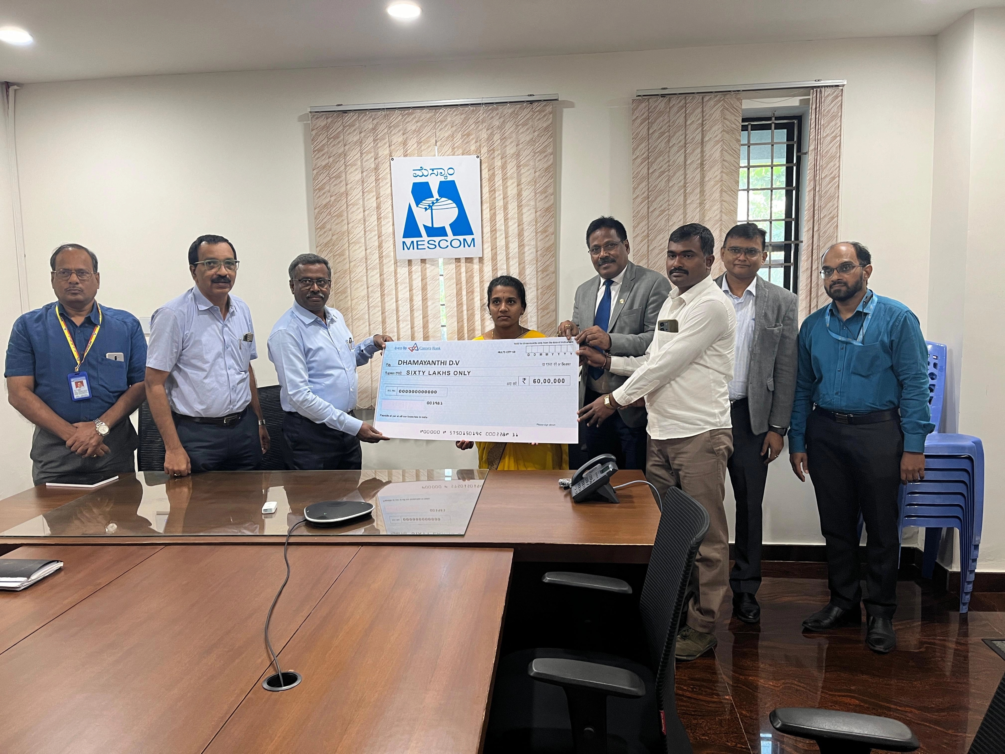 ಮೆಸ್ಕಾಂ ಉದ್ಯೋಗಿಯ ಕುಟುಂಬಕ್ಕೆ ಕೆನರಾ ಬ್ಯಾಂಕ್ ಮೂಲಕ ರೂ, 60 ಲಕ್ಷ ಹಸ್ತಾಂತರ - News Karnataka