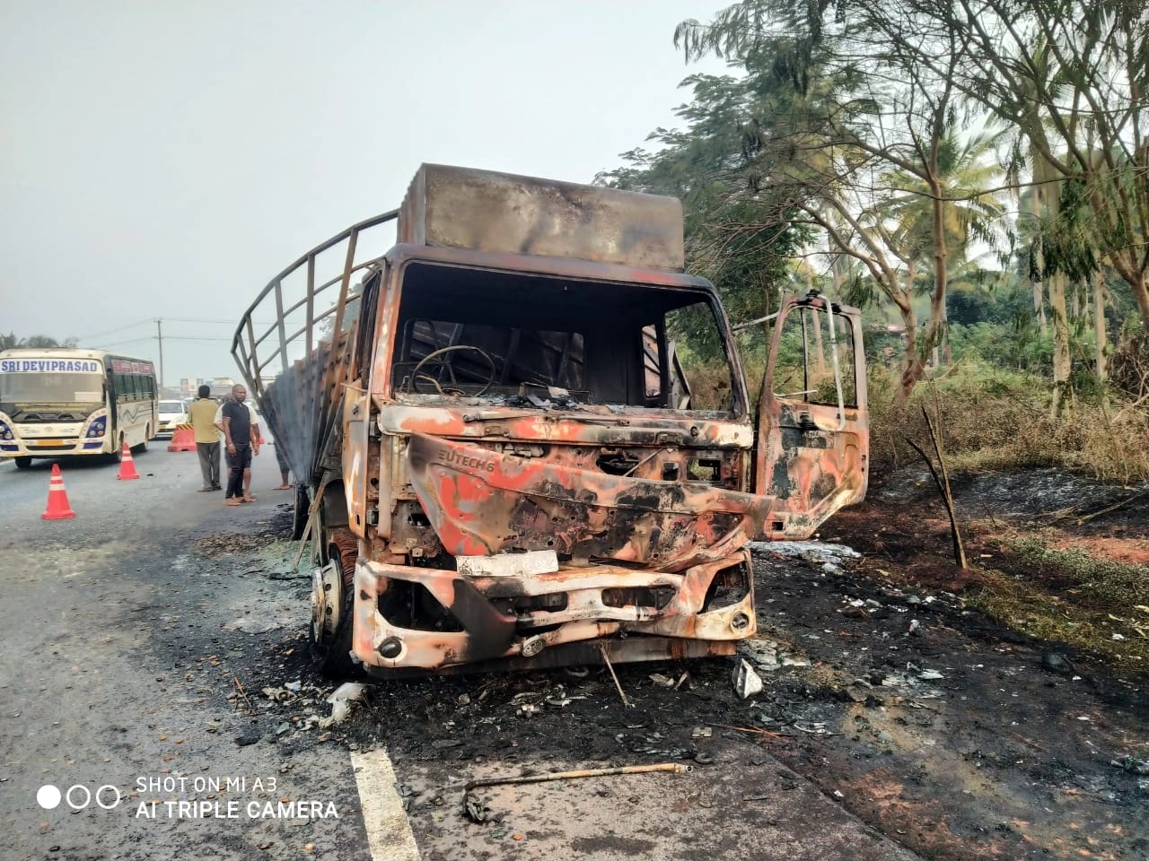ಬೆಂಕಿ ಹತ್ತಿಕೊಂಡು ಸುಟ್ಟು ಕರಕಲಾದ ಈಚರ್ ಲಾರಿ, ಬೈಕ್ : ಸವಾರ ಮೃತ್ಯು - News Karnataka