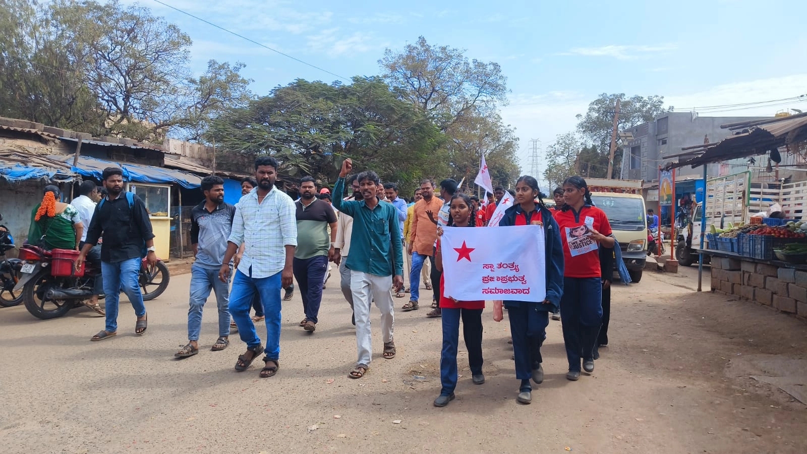ತೋರಣಗಲ್ಲು ಗ್ರಾಮದ ಬಾಲಕಿಯ ಮೇಲೆ ಅತ್ಯಾಚಾರ ನಡೆಸಿದ ವ್ಯಕ್ತಿಯ ಮೇಲೆ ಕಠಿಣ ಕ್ರಮಕ್ಕೆ ಒತ್ತಾಯ! - News Karnataka