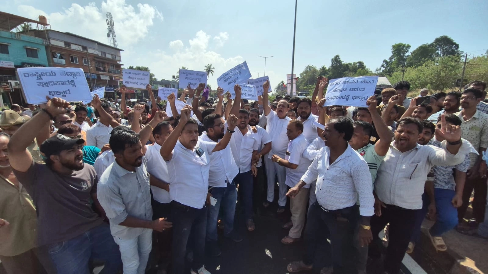 ಉಚ್ಚಿಲ ಪೇಟೆ ರಾಷ್ಟ್ರೀಯ ಹೆದ್ದಾರಿ 66ರಲ್ಲಿ ನಿಲ್ಲದ ಅಪಘಾತ; ಉಚ್ಚಿಲ ನಾಗರಿಕ ಹೋರಾಟ ಸಮಿತಿ ನೇತೃತ್ವದಲ್ಲಿ ಬೃಹತ್ ಪ್ರತಿಭಟನೆ - News Karnataka