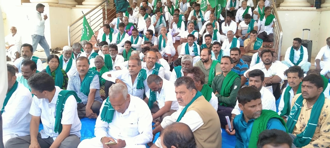 ಮೈಕ್ರೋ ಫೈನಾನ್ಸ್ ಕಿರುಕುಳ ತಡೆಗಟ್ಟುವಂತೆ ವಿವಿಧ ಬೇಡಿಕೆ ಈಡೇರಿಕೆಗೆ ಆಗ್ರಹಿಸಿ ರೈತ ಸಂಘದಿಂದ ಪ್ರತಿಭಟನೆ - News Karnataka