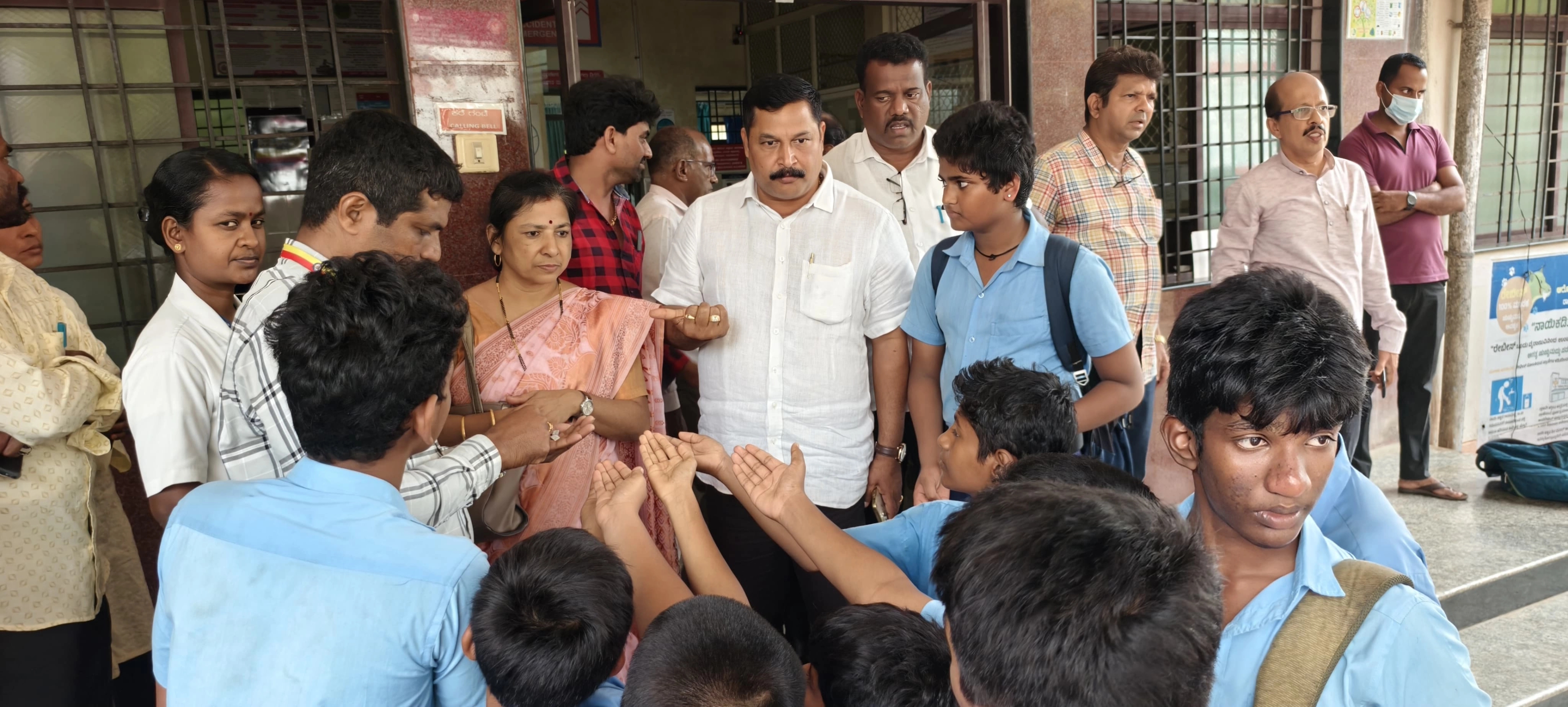 ಉಡುಪಿ: ಹೆಜ್ಜೇನು ದಾಳಿ; 40ಕ್ಕೂ ಅಧಿಕ ವಿದ್ಯಾರ್ಥಿಗಳಿಗೆ ಗಾಯ - News Karnataka