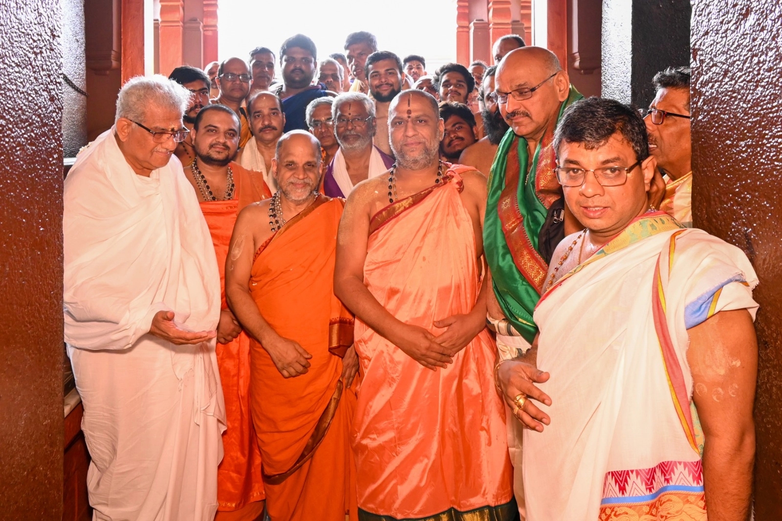 ಮಂತ್ರಾಲಯ ಮಠಾಧೀಶರಾದ ಶ್ರೀ ಸುಬುಧೇಂದ್ರತೀರ್ಥ ಶ್ರೀಪಾದರಿಂದ ಶ್ರೀ ಕೃಷ್ಣ ದರ್ಶನ - News Karnataka