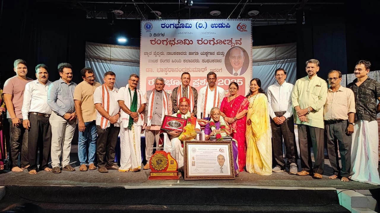 ಡಾ. ಭಾಸ್ಕರಾನಂದ ಕುಮಾರ್ ಅವರಿಗೆ ರಂಗಭೂಮಿ ಪ್ರಶಸ್ತಿ ಪ್ರದಾನ - News Karnataka
