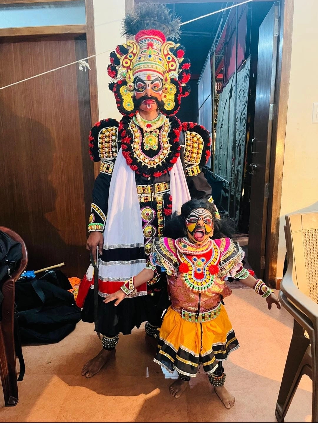 ರಕ್ಕಸ ವೇಷದಲ್ಲಿ ಮಿಂಚಿದ ಪುಟ್ಟ ಬಾಲಕ; ಲಯಬದ್ಧ ಹೆಜ್ಜೆಗಾರಿಕೆಗೆ ಪ್ರೇಕ್ಷಕರು ಫುಲ್ ಪಿಧಾ.! - News Karnataka