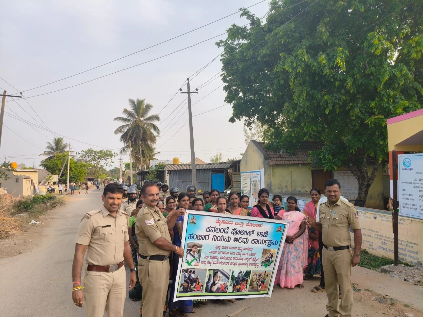 ಸಂಚಾರ ನಿಯಮಗಳನ್ನು ಕಟ್ಟುನಿಟ್ಟಾಗಿ ಪಾಲಿಸಿ: ಕವಲಂದೆ ಪೊಲೀಸರಿಂದ ಜಾಗೃತಿ ಜಾಥಾ - News Karnataka