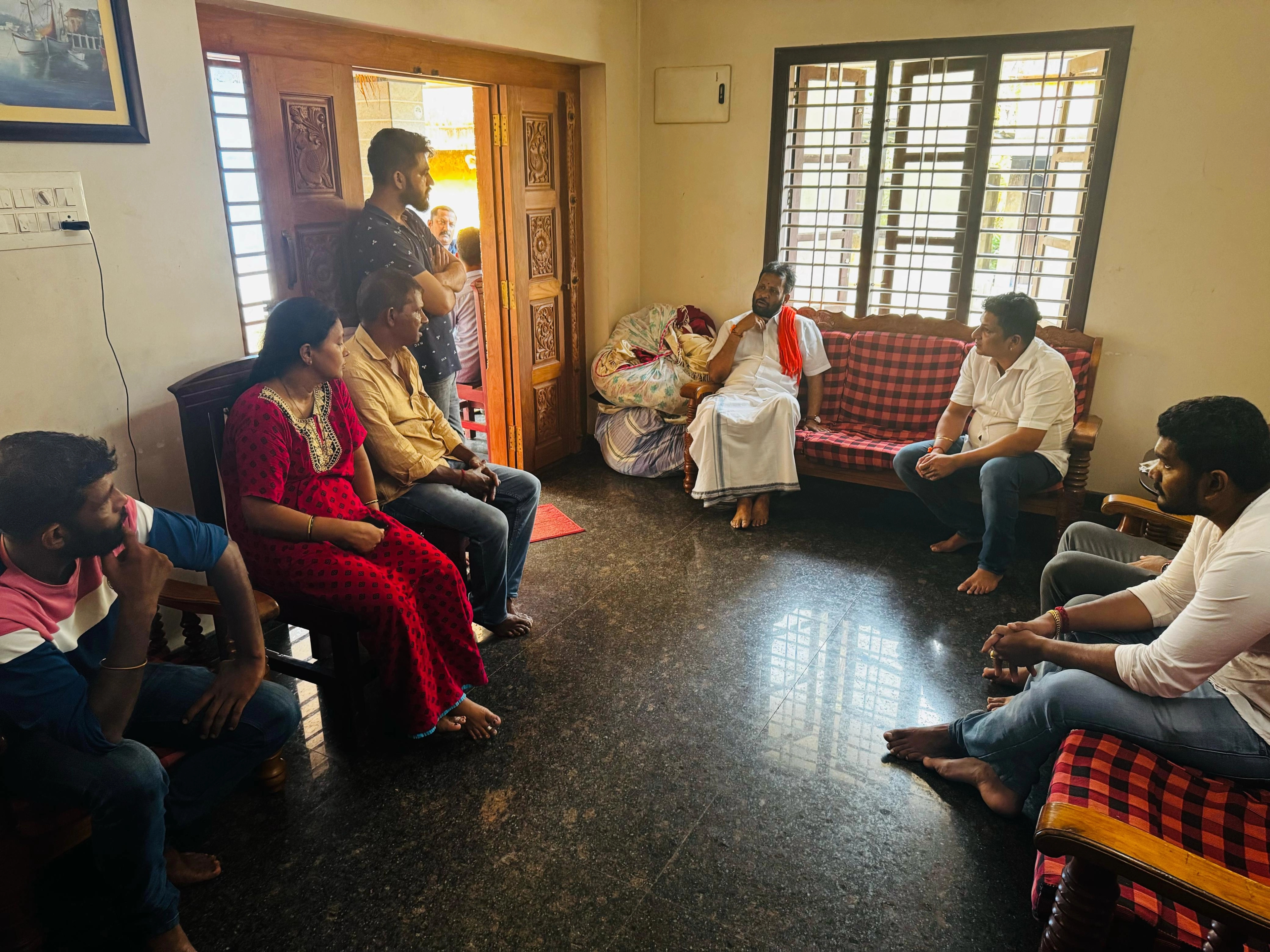 ನಾಪತ್ತೆಯಾದ ಫರಂಗಿಪೇಟೆ ದಿಗಂತ್ ಮನೆಗೆ ಅರುಣ್ ಪುತ್ತಿಲ ಭೇಟಿ : ತನಿಖಾ ತಂಡದ ಜೊತೆ ಮಾತುಕತೆ - News Karnataka