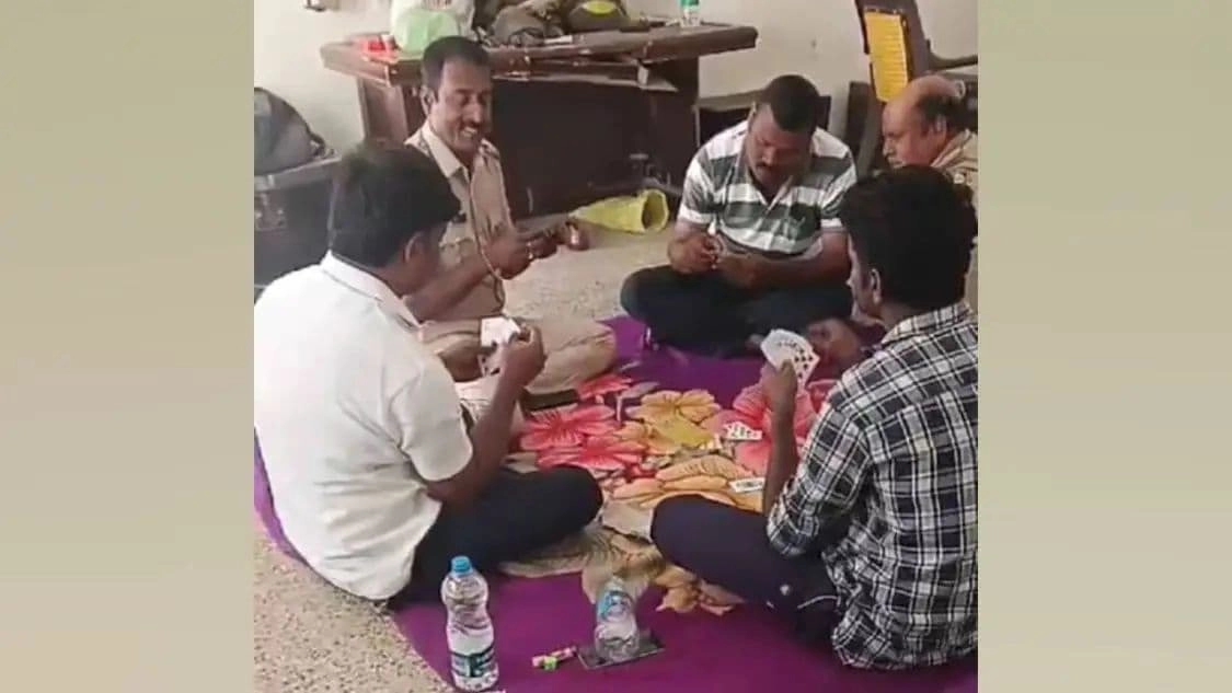 ಪೊಲೀಸ್ ಠಾಣೆಯಲ್ಲಿ ಜೂಜಾಟದ ವಿಡಿಯೋ ವೈರಲ್: ಐವರು ಅಮಾನತು - News Karnataka