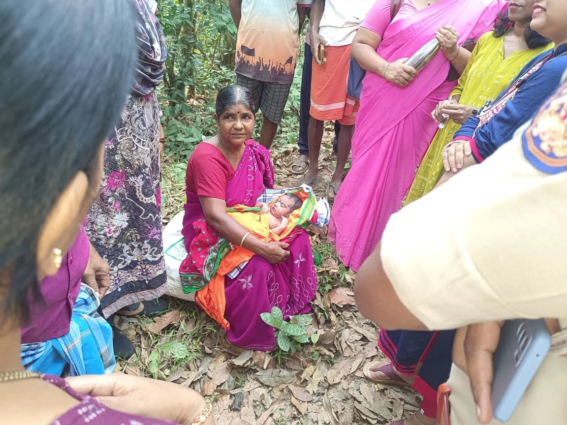 ಕಾಡುದಾರಿಯಲ್ಲಿ ಹೆಣ್ಣು ಹಸುಗೂಸನ್ನು ಬಿಟ್ಡು ಹೋದ ಪಾಪಿಗಳು - News Karnataka