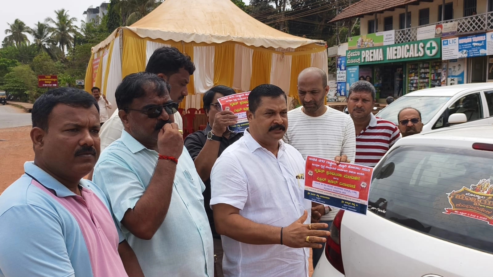 ಇಂದ್ರಾಳಿ ರೈಲ್ವೆ ಮೇಲ್ಸೇತುವೆ ಕಾಮಗಾರಿ ವಿಳಂಬ: ಪ್ರತಿಭಟನೆ ಹಾಗೂ ಎಪ್ರಿಲ್ ಫೂಲ್ ದಿನಾಚರಣೆ – ಪ್ರಚಾರ ಸ್ಟಿಕ್ಕರ್ ಬಿಡುಗಡೆ - News Karnataka