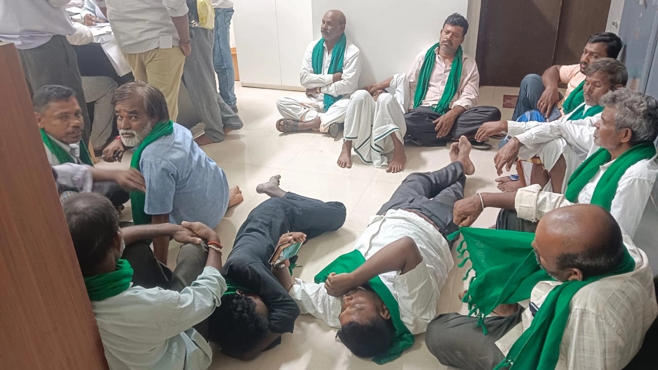 ತಾಲ್ಲೂಕು ಕಚೇರಿಯಲ್ಲಿ ಮಲಗಿ ನಿದ್ರಿಸುವ ಮೂಲಕ ರೈತರ ದಿಢೀರ್ ಪ್ರತಿಭಟನೆ - News Karnataka