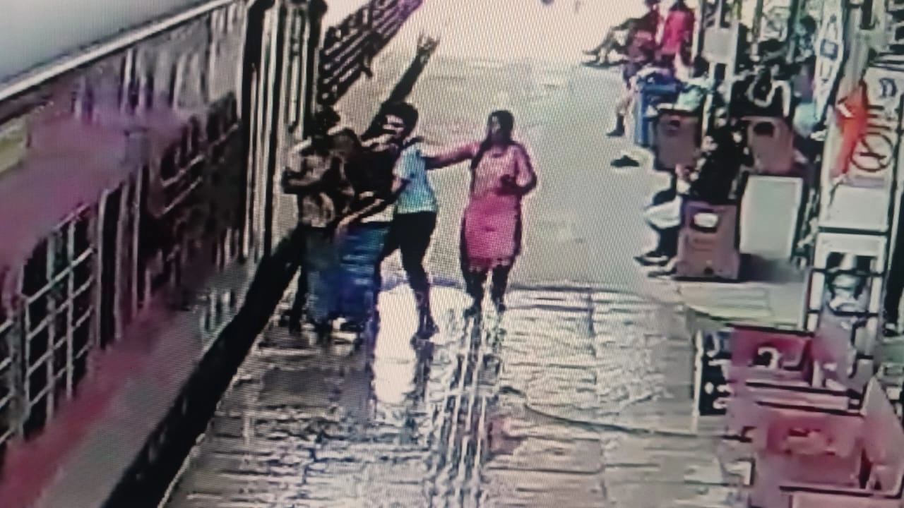 ರೈಲು ಹತ್ತಲು ಹೋಗಿ ನಿಯಂತ್ರಣ ಕಳೆದುಕೊಂಡ ವೃದ್ದನ ರಕ್ಷಣೆ - News Karnataka