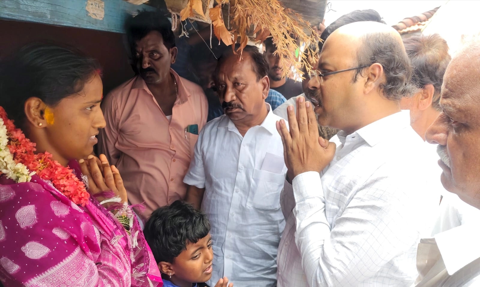 ಹಸು ತೊಳೆಯಲು ಹೋಗಿ ಮೂವರು ಸಾವಿನ ಪ್ರಕರಣ: ಕಾಮಹಳ್ಳಿ ಗ್ರಾಮಕ್ಕೆ ಡಾ.ಯತೀಂದ್ರ ಸಿದ್ದರಾಮಯ್ಯ ಭೇಟಿ - News Karnataka