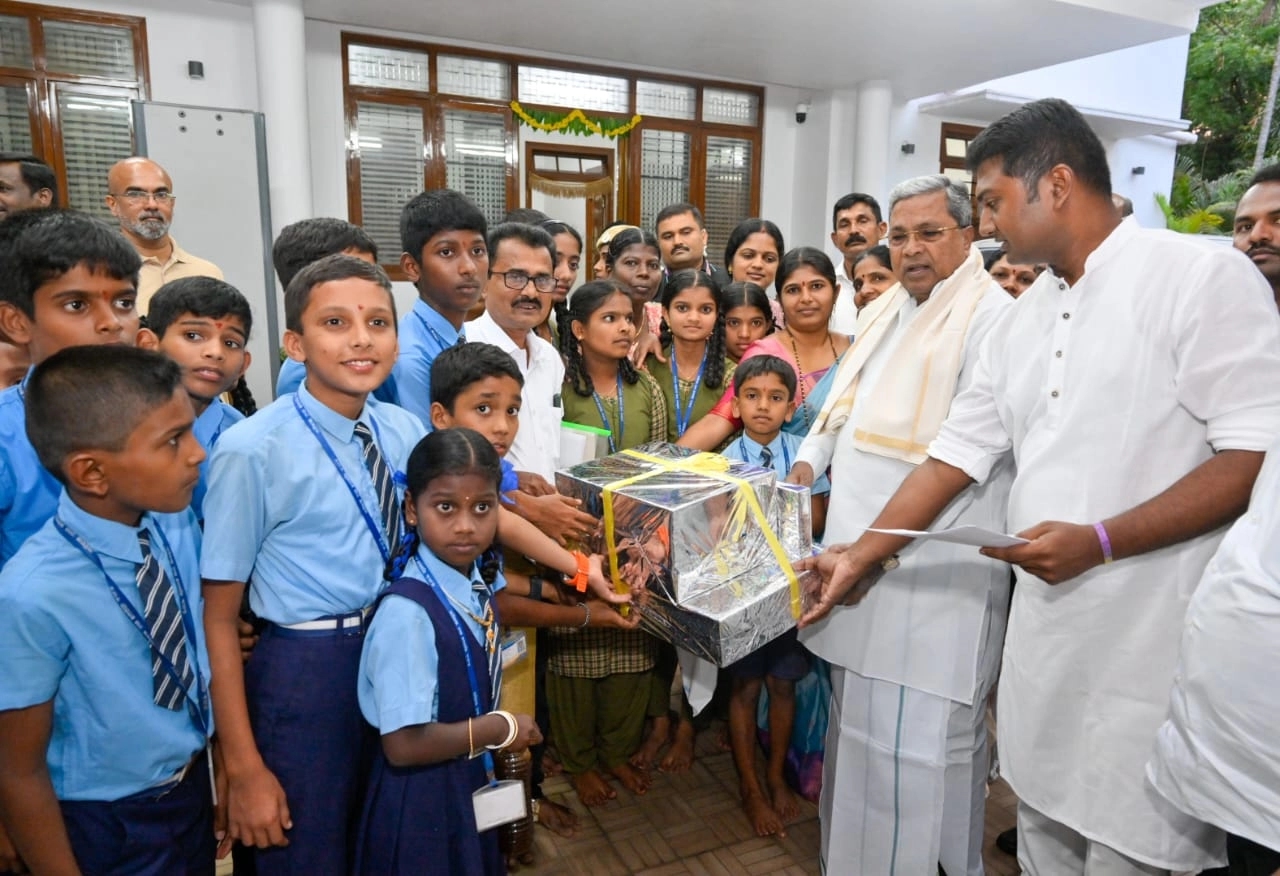 ಕುತ್ಲುರು ಸರಕಾರಿ ಶಾಲೆಗೆ ಮುಖ್ಯಮಂತ್ರಿ ಸಿದ್ದರಾಮಯ್ಯರಿಂದ ಎರಡು ಕಂಪ್ಯೂಟರ್, ಪ್ರೊಜೆಕ್ಟರ್ ಕೊಡುಗೆ - News Karnataka