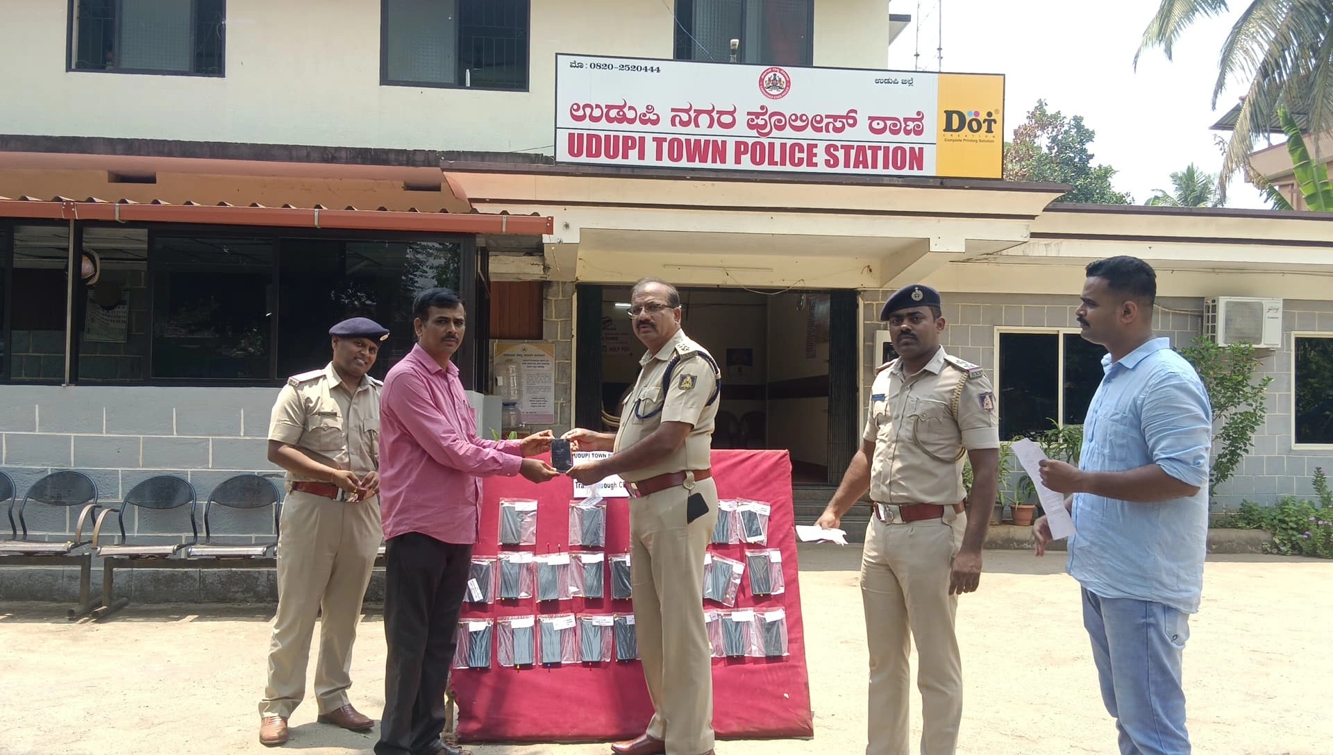 ಸಿಇಐಆರ್ ಪೋರ್ಟಲ್ ಮೂಲಕ ಪತ್ತೆಯಾದ 27 ಮೊಬೈಲ್ಗಳು ವಾರೀಸುದಾರರಿಗೆ ಹಸ್ತಾಂತರ - News Karnataka