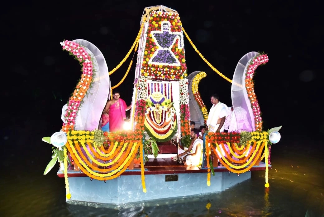 ದಕ್ಷಿಣಕಾಶಿ ನಂಜನಗೂಡಿನ ಕಪಿಲಾ ನದಿಯಲ್ಲಿ ವಿಜೃಂಭಣೆಯಿಂದ ಜರುಗಿದ ಶ್ರೀ ನಂಜುಂಡೇಶ್ವರನ ತೆಪ್ಪೋತ್ಸವ - News Karnataka