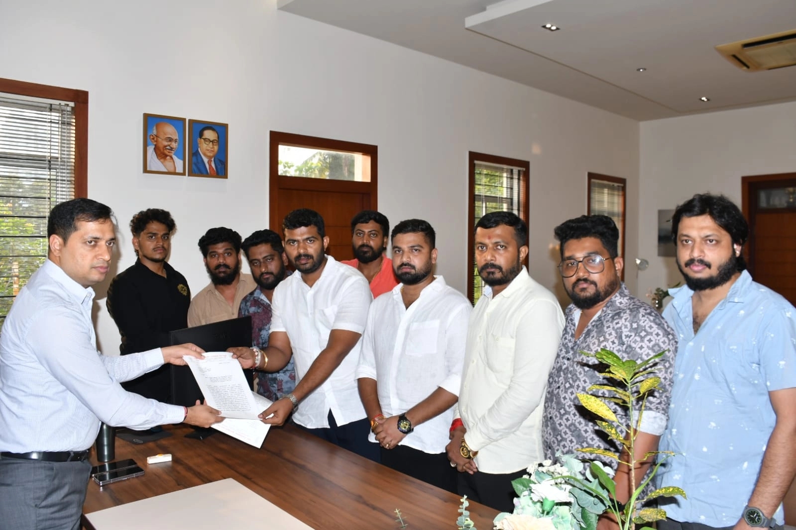 ಉದಯ್ ಆಚಾರ್ಯ ವಿರುದ್ಧ ಕಾನೂನು ಕ್ರಮ ಕೈಗೊಳ್ಳುವಂತೆ ಪೊಲೀಸ್ ಆಯುಕ್ತರಿಗೆ ಮನವಿ - News Karnataka