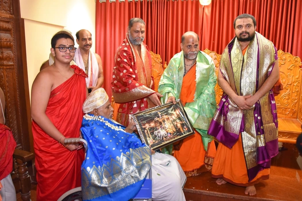 ರಾಷ್ಟ್ರಪತಿ ಪುರಸ್ಕೃತ ವಿದ್ವಾನ್ ರಾಜಾ ಎಸ್ ಗಿರಿ ಆಚಾರ್ಯರಿಗೆ ಶ್ರೀಕೃಷ್ಣಗೀತಾನುಗ್ರಹ ಪ್ರಶಸ್ತಿ ಪ್ರದಾನ - News Karnataka