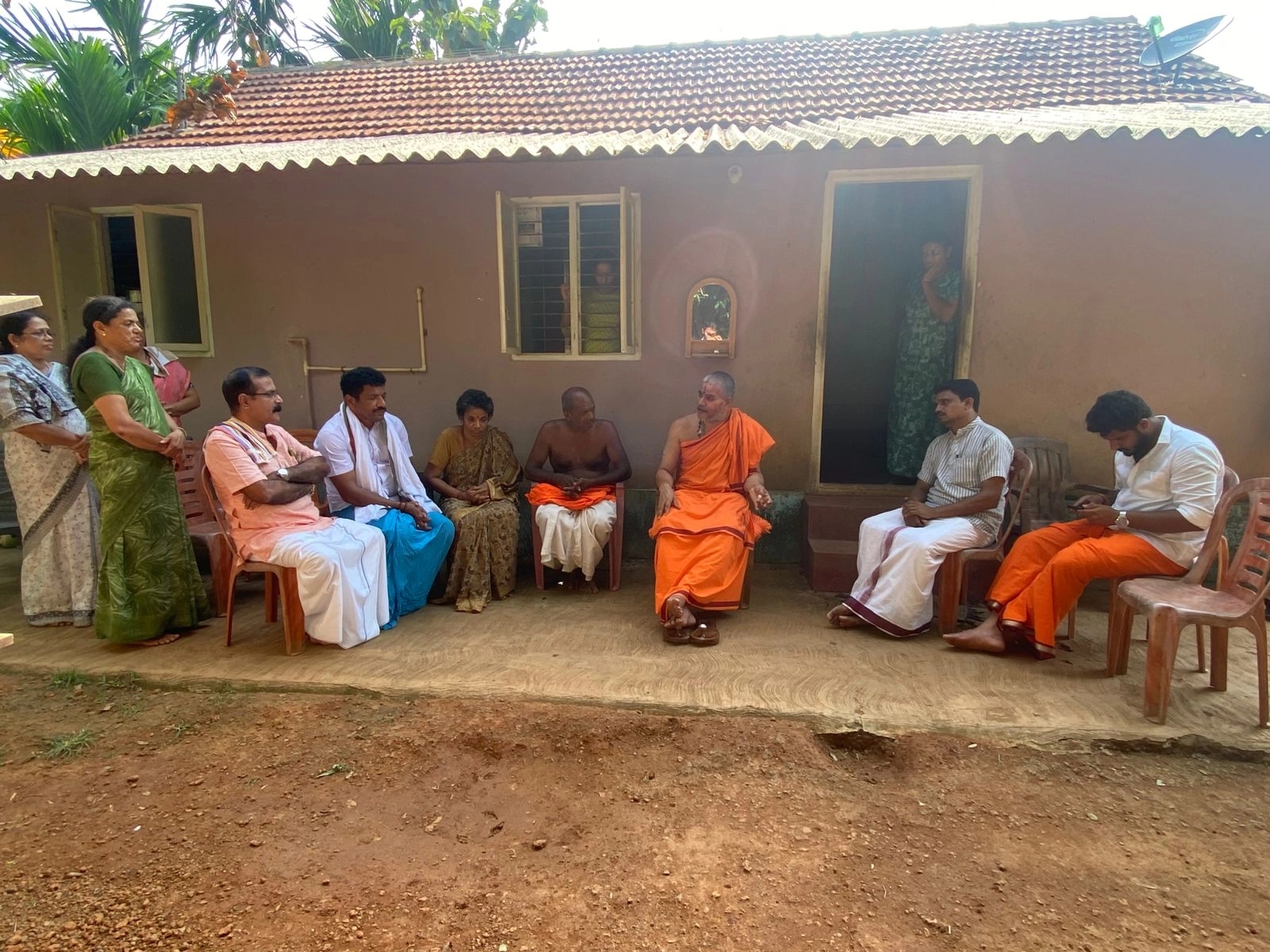 ಹಿಂದೂ ಮುಖಂಡ ಸುಹಾಸ್ ಶೆಟ್ಟಿ ಮನೆಗೆ ವಜ್ರದೇಹಿ ಮಠದ ಶ್ರೀ ರಾಜಶೇಖರಾನಂದ ಸ್ವಾಮೀಜಿ ಭೇಟಿ - News Karnataka