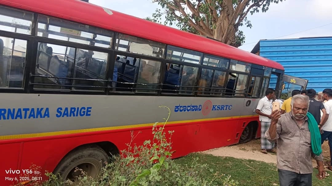 ಟೈರ್ ಪಂಚರ್, ಜಮೀನಿಗೆ ನುಗ್ಗಿದ KSRTC ಬಸ್: ಹಲವರಿಗೆ ಗಾಯ! - News Karnataka