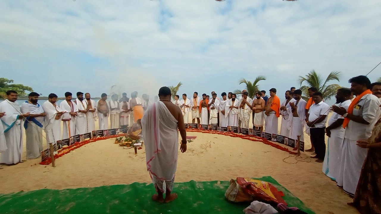ಪೆಹಲ್ಗಾಮ್ ದಾಳಿಯಲ್ಲಿ ಮಡಿದ ಹಿಂದೂಗಳಿಗೆ ಮಲ್ಪೆ ತೀರದಲ್ಲಿ ಸದ್ಗತಿಗಾಗಿ ತರ್ಪಣ, ಗೀತಾ ತ್ರಿಷ್ಟುಪ್ ಹೋಮ - News Karnataka