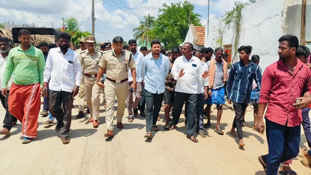 ಹಲ್ಲರೆ ಗ್ರಾಮಕ್ಕೆ ಶಾಸಕ ದರ್ಶನ್ ಧ್ರುವನಾರಾಯಣ್, ಎಸ್ಪಿ ವಿಷ್ಣುವರ್ಧನ್ ಭೇಟಿ - News Karnataka