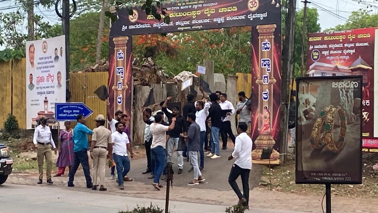 ಬಿಜೆಪಿ ಉತ್ತರ ಮಂಡಲ ಮತ್ತು ಯುವಮೋರ್ಚಾ ಕಾರ್ಯಕರ್ತರಿಂದ ಸಿಎಂಗೆ ಕಪ್ಪು ಬಾವುಟ ಪ್ರದರ್ಶನ - News Karnataka