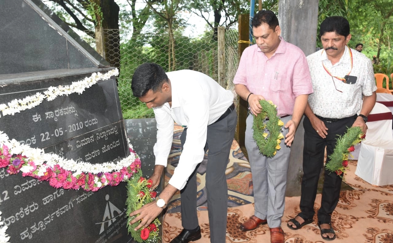 ಮಂಗಳೂರು ವಿಮಾನ ದುರಂತ ಸ್ಮರಣಾರ್ಥ ಜಿಲ್ಲಾಡಳಿತದಿಂದ ಶ್ರದ್ಧಾಂಜಲಿ - News Karnataka