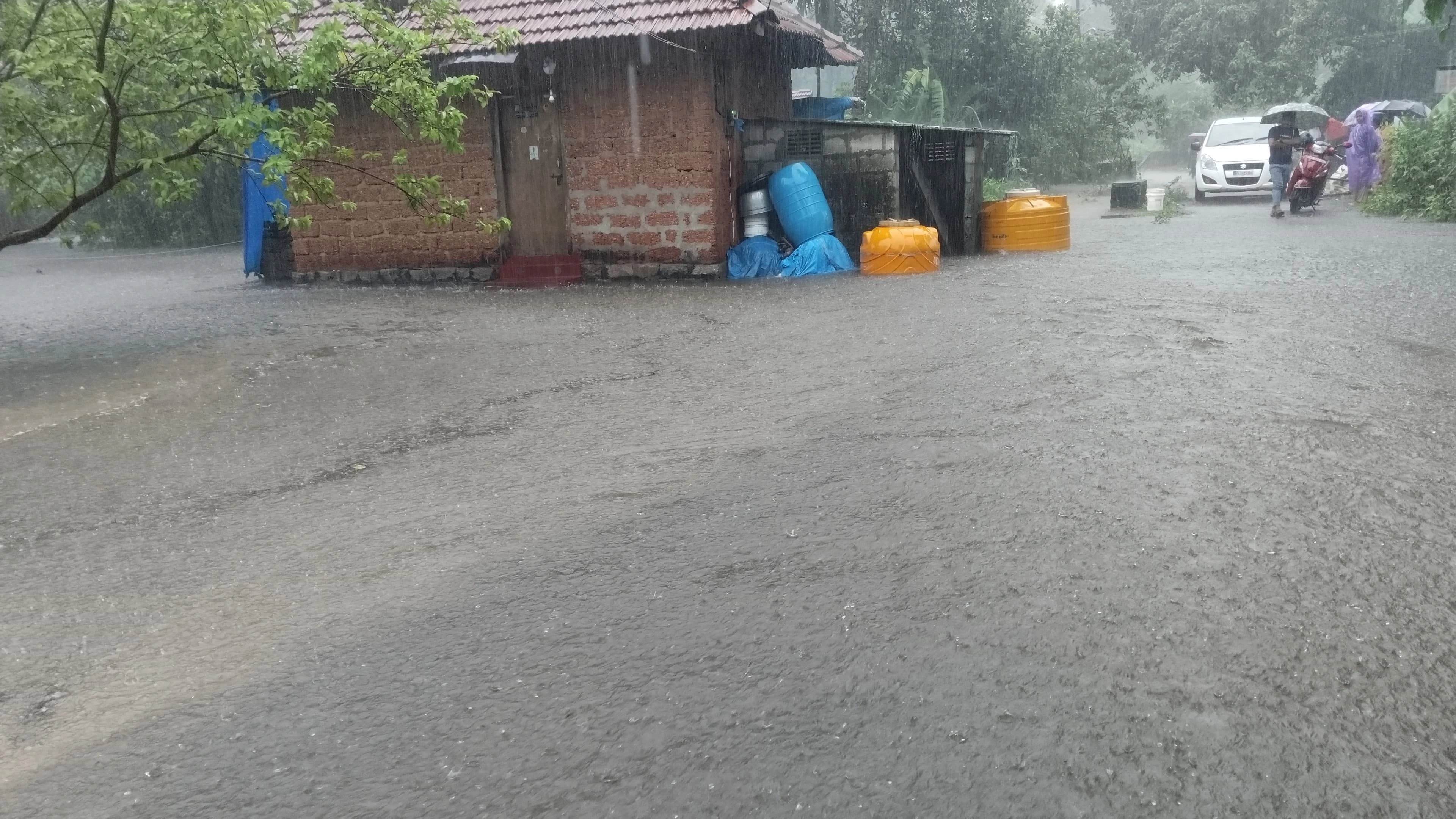 ಕಾರ್ಕಳ: ಪಿಲಿಚಂಡಿ ಸ್ಥಾನದಲ್ಲಿ ತೋಡಿನ ಹೂಳು ಎತ್ತದೆ ಮನೆಯೊಳಗೆ ನೆರೆ! - News Karnataka