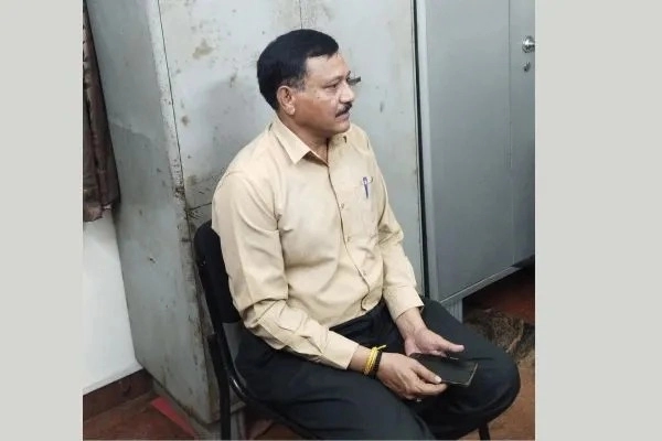 ಲೋಕಾಯುಕ್ತ ದಾಳಿ ನಡೆಸದಂತೆ ಡಿಲೀಂಗ್ ಗೆ ಬಂದು ಸಿಕ್ಕಿಹಾಕಿಕೊಂಡ ಕಾನೂನು ಮಾಪನ ಶಾಸ್ತ್ರ ಇಲಾಖೆಯ ಅಧಿಕಾರಿ! - News Karnataka