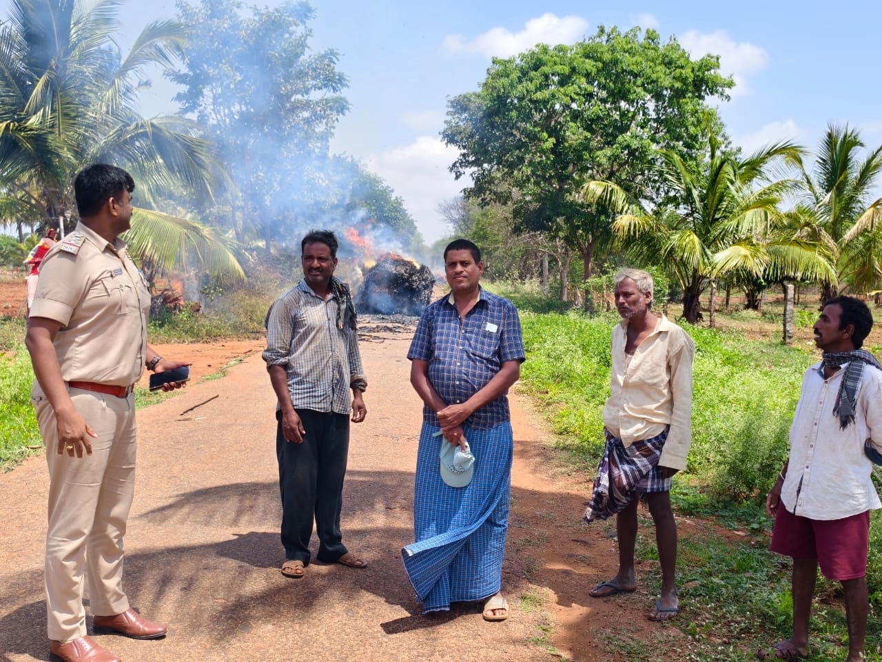 ಬೆಂಕಿ ಬಿದ್ದರೂ ತಿಳಿಯದೇ ಟ್ರಾಕ್ಟರ್ ಚಾಲನೆ- ಕೊನೆಗೂ ನಾಲ್ವರು ಬಚಾವ್ - News Karnataka