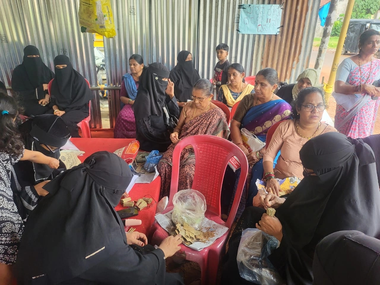 ಕುಪ್ಪೆಪದವು: "ನಮ್ಮದು ಶ್ರಮಿಕರ ಧರ್ಮ, ಬಡವರ ಧರ್ಮ", ಹಿಂದು – ಮುಸ್ಲಿಂ ಗೊಡವೆ ಇಲ್ಲದೆ ಒಟ್ಟಾಗಿ ಹೋರಾಟ! - News Karnataka