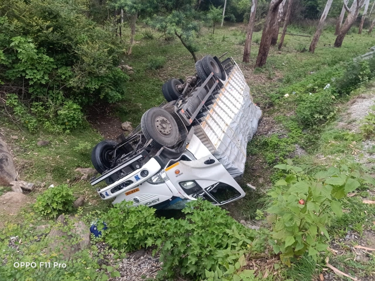 ಚಾಮರಾಜನಗರ: ಉರುಳಿ ಬಿದ್ದ ಸರಕು ಸಾಗಾಣಿಕೆ ವಾಹನ: ಇಬ್ಬರಿಗೆ ಗಾಯ - News Karnataka