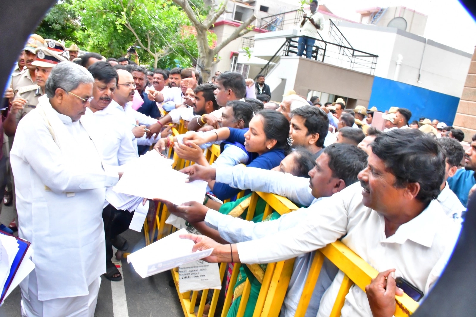 ಮೈಸೂರು : ಸಾರ್ವಜನಿಕರ ಅಹವಾಲು ಸ್ವೀಕರಿಸಿದ ಸಿಎಂ - News Karnataka