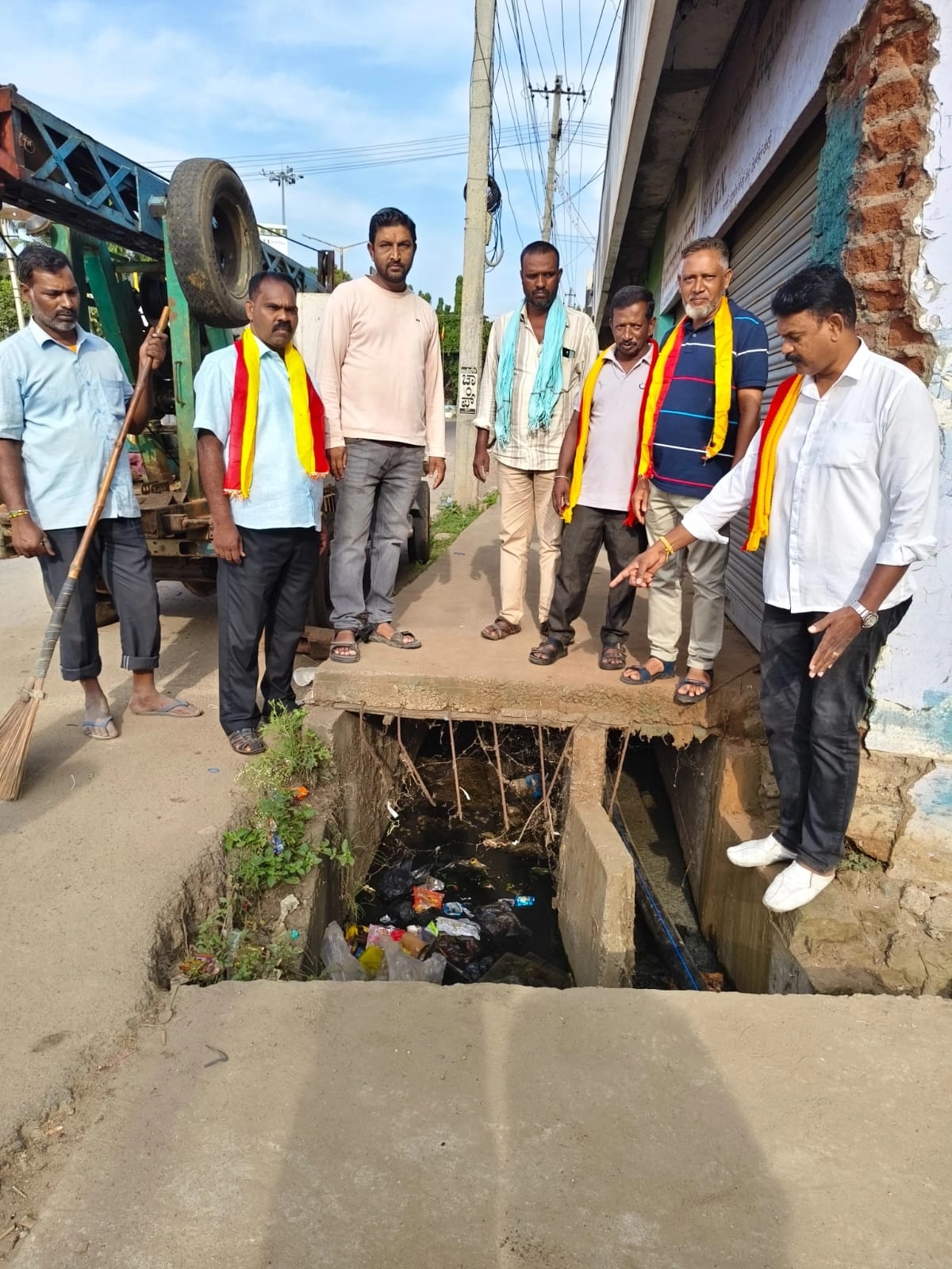 ಚರಂಡಿಯೊಳಗೆ ಕುಡಿಯುವ ನೀರಿನ ಪೈಪ್ ಅಳವಡಿಕೆ : ಕೊಳಚೆ ನೀರು ಮಿಶ್ರಣವಾಗುವ ಆತಂಕ - News Karnataka