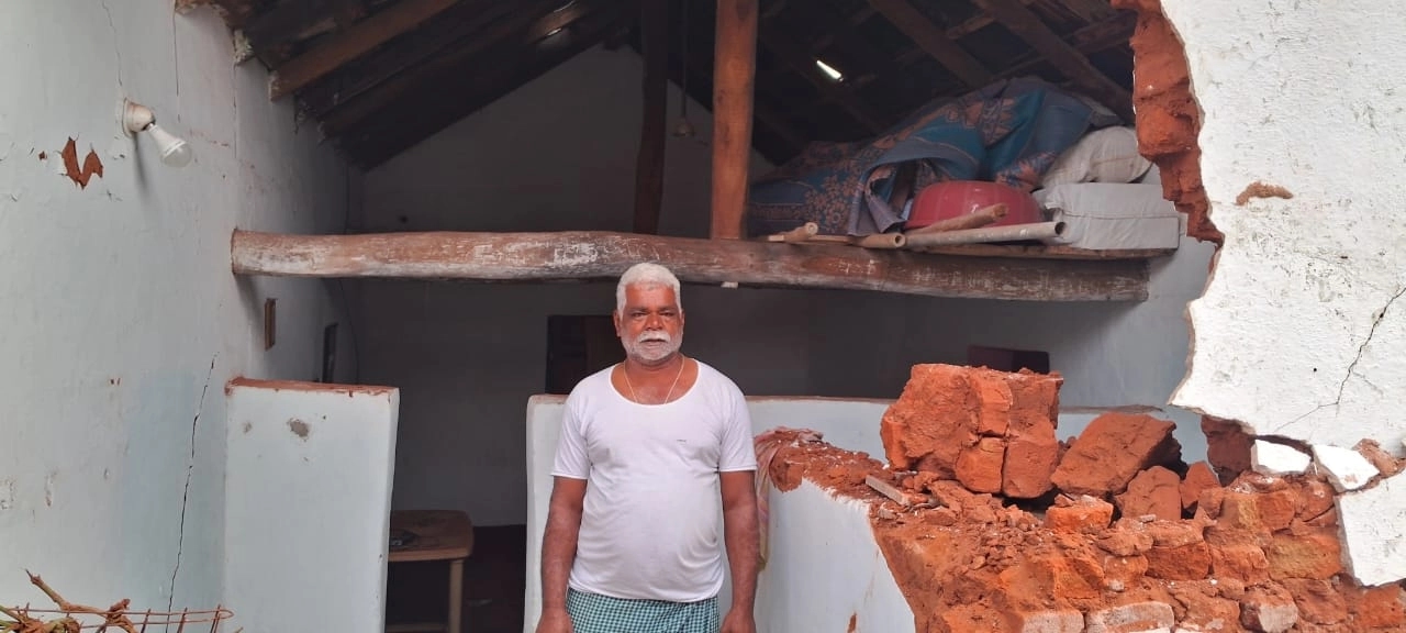 ಧಾರಾಕಾರ ಮಳೆಗೆ ಕುಸಿದು ಬಿದ್ದ ಮನೆ, ಪ್ರಾಣಾಪಾಯದಿಂದ ಕುಟುಂಬಸ್ಥರು ಪಾರು! - News Karnataka