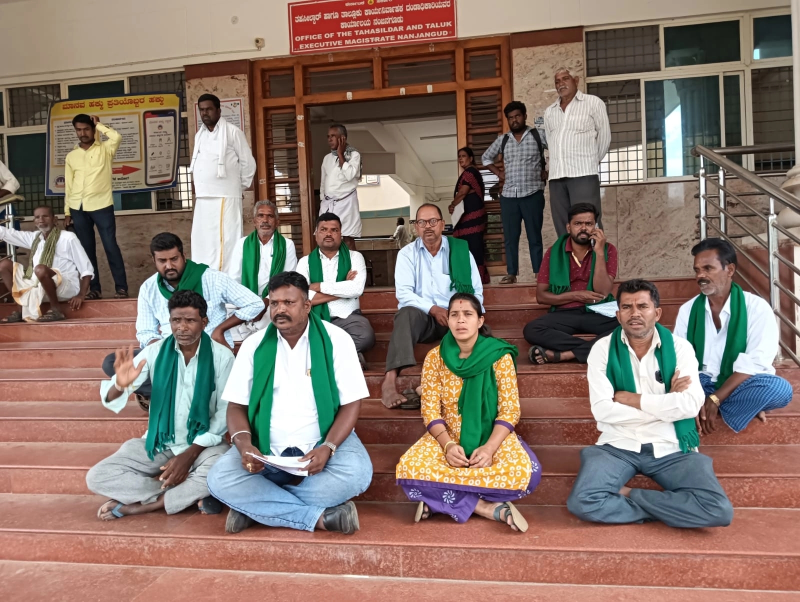 ನಾಲೆಯಲ್ಲಿ ಅಕ್ರಮ ಮಣ್ಣು ಸಾಗಾಟ, ಕಾವೇರಿ ನೀರಾವರಿ ಅಧಿಕಾರಿಗಳ ವಿರುದ್ಧ ರೈತರ ಪ್ರತಿಭಟನೆ - News Karnataka
